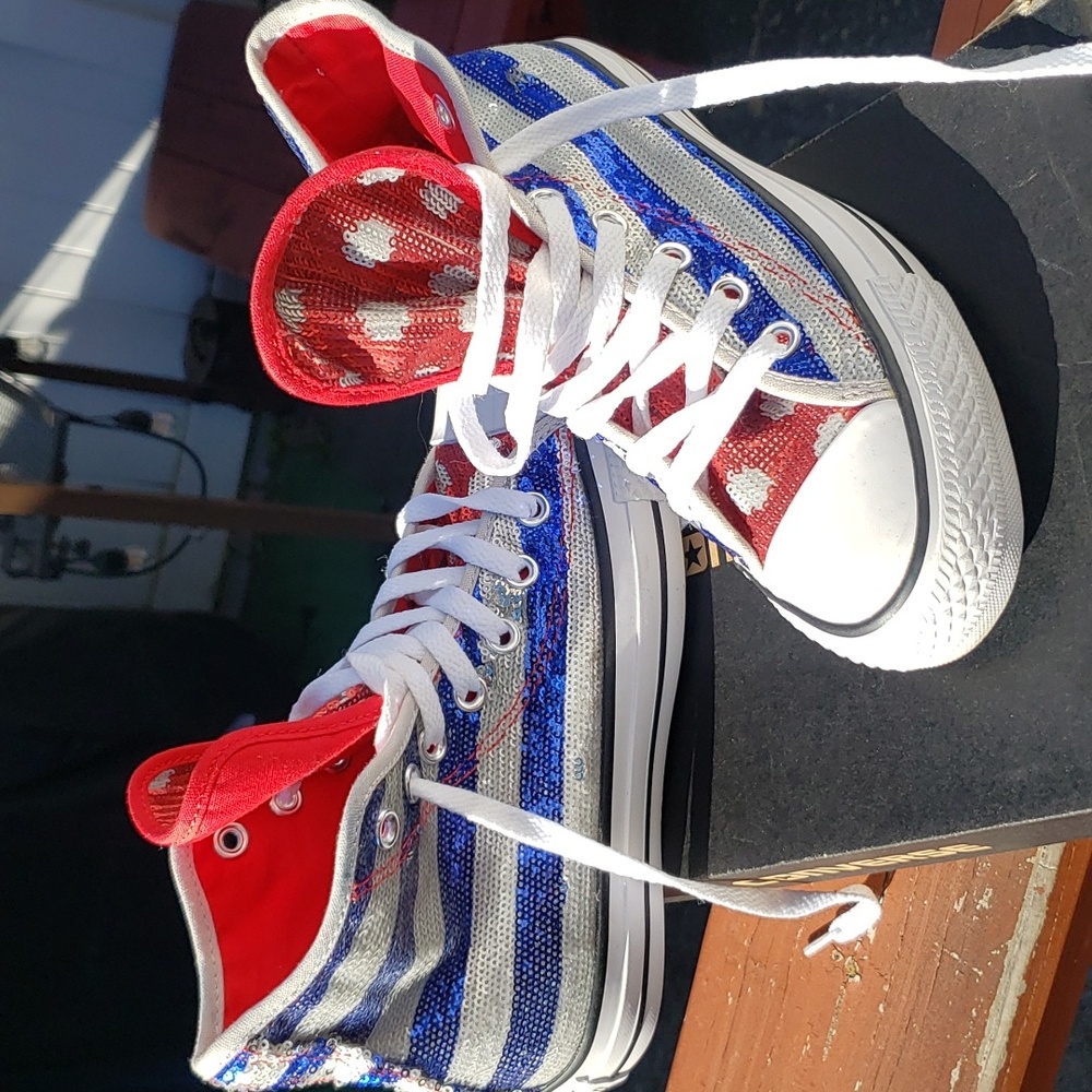 Women's converse chuck Taylor patriotic sequin sneakers . Size 6